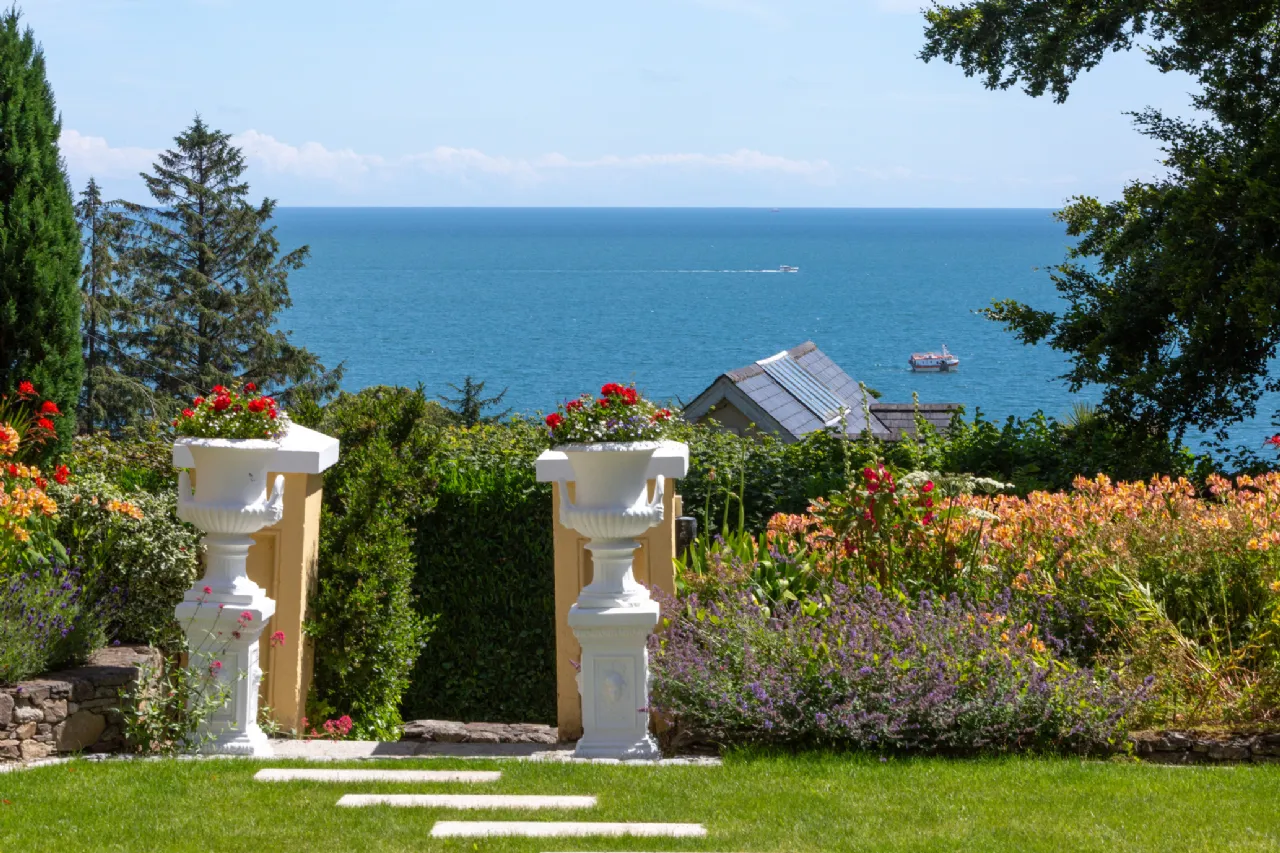 Kilmore, Killiney urns with sea view